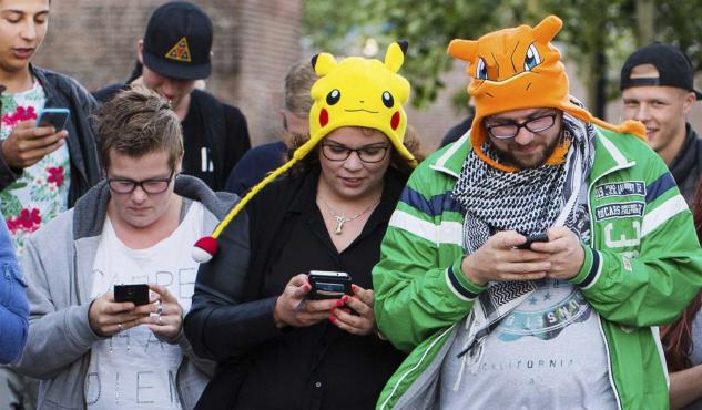 Un grupo de personas jugando a Pokémon Go con sus móviles, en Leerdam, Holanda