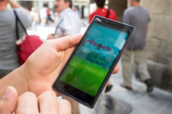 Un niño juega a Pokemón Go.