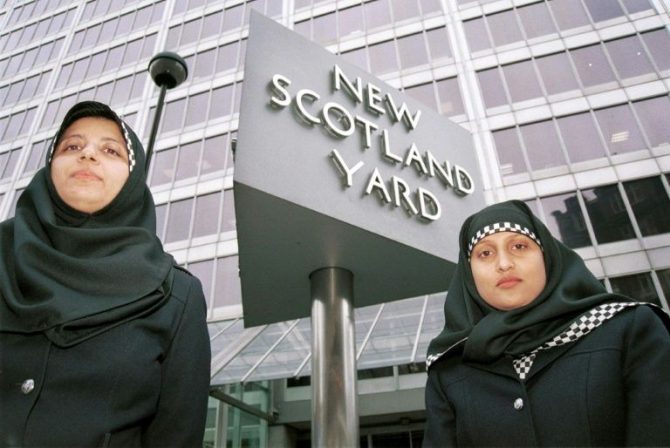 Dos policías con su hiyab frente a la sede de New Scotland Yard, en Londres