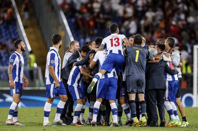 Los jugadores del Oporto celebran en el estadio olímpico de Roma su pase a la fase de grupos de la Liga de Campeones.