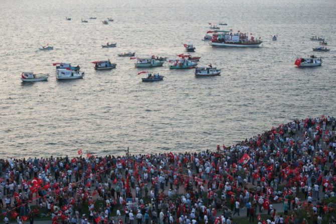 Una protesta contra el fallido golpe de Estado en Turquía celebrada el 4 de agosto de 2016 en Esmirna