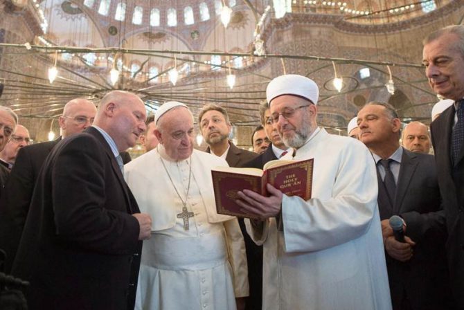 El Papa francisco visitó el 29 de noviembre de 2014 la mezquita azul de Estambul y allí el Gran Muftí de Estambul, Rahmi Yaran, le leyó fragmentos del Corán