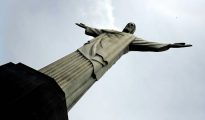 Vista desde abajo del famoso Cristo Redentor, uno de los símbolos de Rio de Janeiro, sobre la montaña de Corcovado