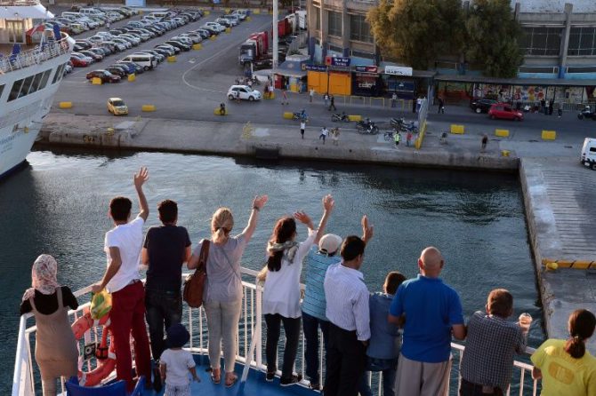 Refugiados que lograron que sus peticiones de asilo fueran procesadas tras el acuerdo UE-Turquía, saliendo de la isla griega de Lesbos el 21 de julio de 2016