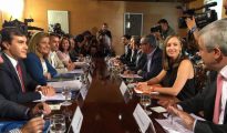 Representantes del PP y de Ciudadanos negocian el apoyo del partido de Rivera a la investidura de Rajoy.