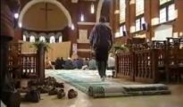 Musulmanes rezando en el interior de una Iglesia.