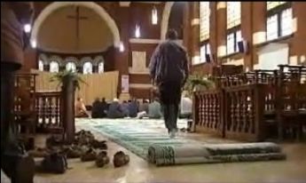 Musulmanes rezando en el interior de una Iglesia.