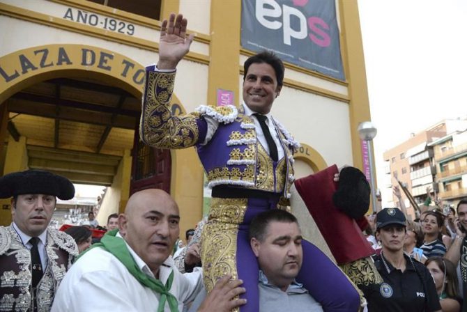 El diestro Paquirri sale a hombros al término de la tercera corrida de la Feria Taurina de San Lorenzo, en la que compartió cartel con Cayetano Rivera Ordoñez y José Garrido, con toros de la ganadería de Murube, en la plaza de toros de Huesca.