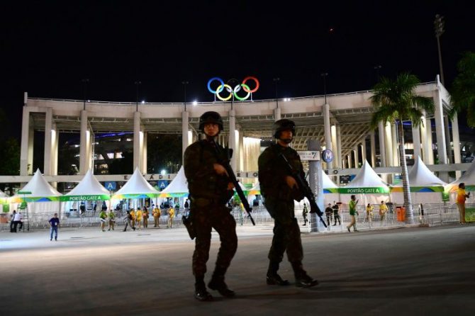 Fuerzas de seguridad brasileñas vigilan las inmediaciones del estadio Maracaná previo a la ceremonia inaugural de los Juegos Olímpicos el 5 de agosto de 2016