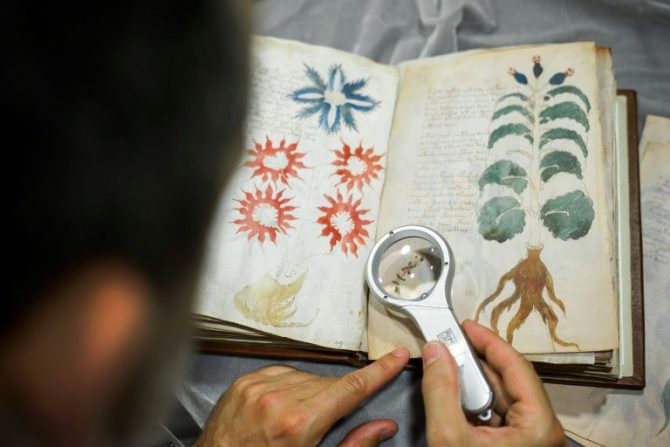 Un empleado de la editorial Siloé trabaja en un facsímil del Manuscrito Voynich, el pasado 9 de agosto en Burgos