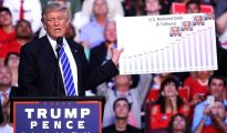 El candidato republicano a la Presidencia de EE.UU., Donald Trump, habla sobre el aumento de la deuda nacional de EEUU durante un evento de campaña en Sunrise, al oeste de Fort Lauderdale (Florida, EEUU).