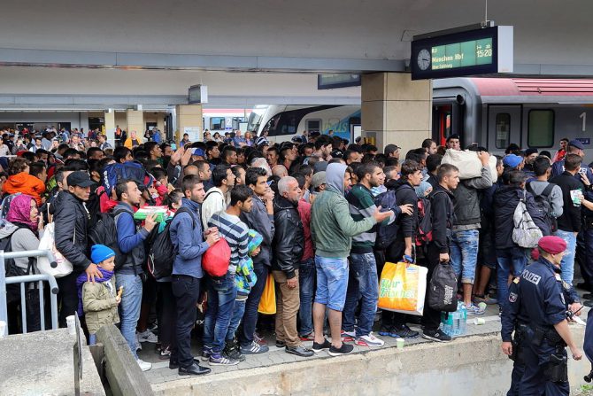 Miles de migrantes recién llegados, la gran mayoría de ellos hombres, atestan los andenes de la Estación de Occidente de Viena el 15 de agosto de 2015; ésta fue una escena típica en el verano y el otoño de ese año.
