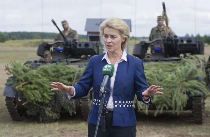 La ministra de Defensa, Ursula von der Leyen, ofrece una rueda de prensa. 