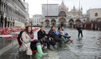 Turistas disfrutan de las vistas en la plaza de San Marcos de Venecia, Italia.