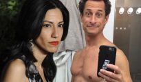Anthony Weiner, esposo de Huma Abedin, se vio envuelto en un tercer escándalo sexual. Ella es la mano derecha de Hillary Clinton.