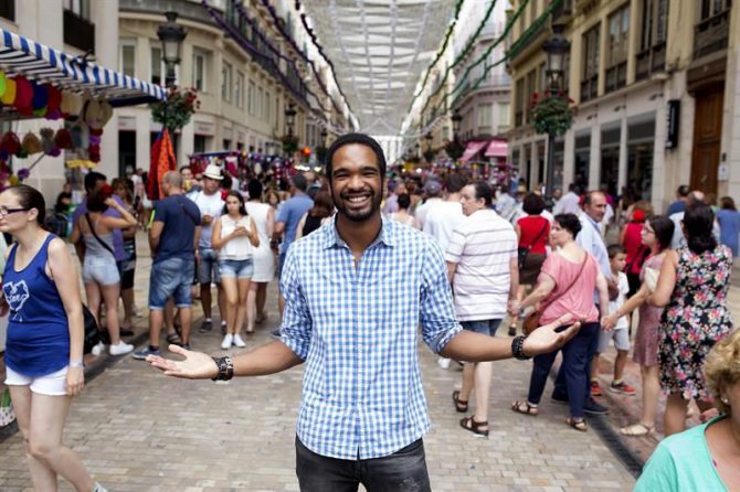 El actor dominicano Will Shephard posa para Efe en la calle Marques de Larios, tras denunciar discriminación racial en una caseta del Real de la Feria de Málaga. 