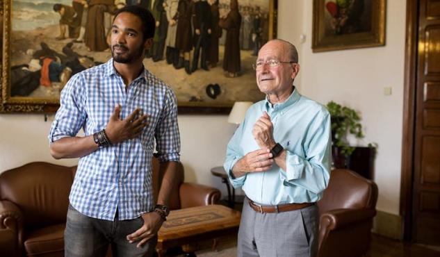 El actor Will Shephard con el alcalde de Málaga, Francisco de la Torre.