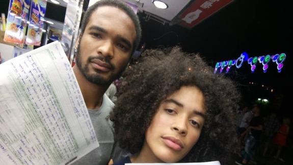 Will Shephard mostrando la denuncia (Foto Diario Sur)