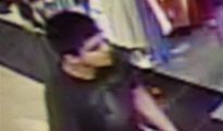 Una imagen cedida por la Patrulla Estatal de Washington que muestra a un hombre armado en el centro comercial Cascade en Burlington, Washington.