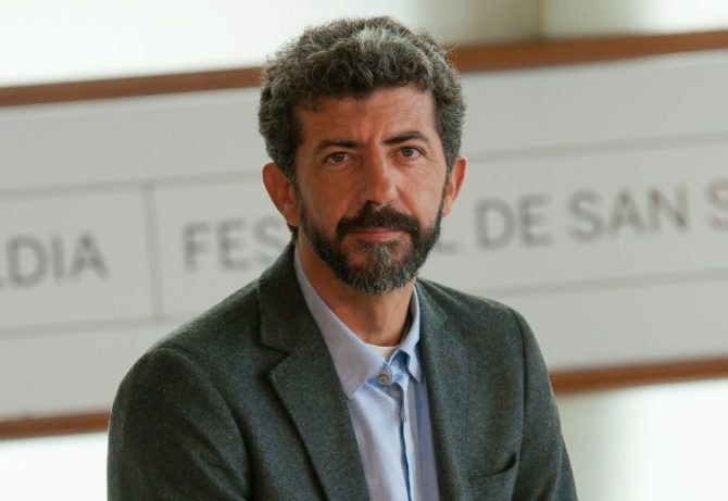 El director Alberto Rodríguez tras la proyección de su película "El hombre de las mil caras" en el Festival de San Sebastián, el 16 de septiembre de 2016