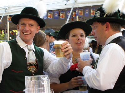 Alemanes autóctonos celebrando una fiesta tradicional.