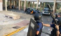 Al rescate de los policías llegaron unidades de la propia Policía Nacional -entre ellos de la Unidad de Intervención Policial UIP-, la Policía Local y la Guardia Civil (Foto Melilla Hoy)