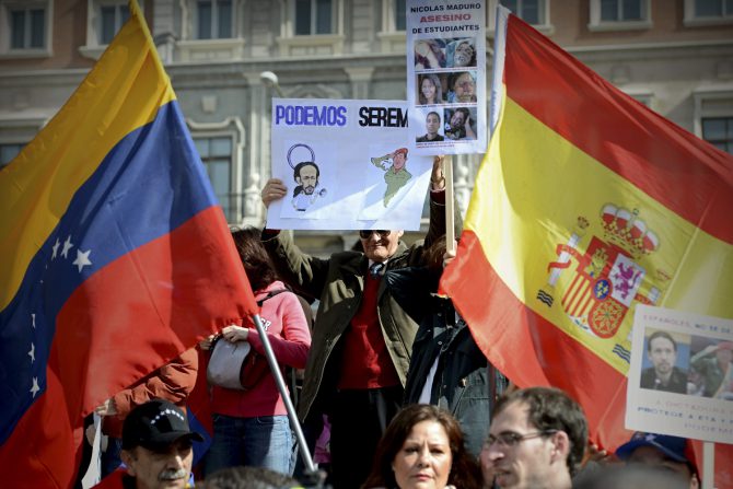 Cientos de venezolanos residentes en España se manifiestan contra Podemos y su apoyo a la dictadura comunista de Venezuela.