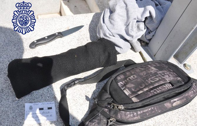 Prendas usadas por el atracador de un comercio.