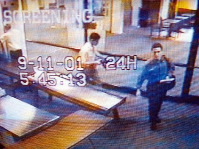 Imagen obtenida por las cámaras de seguridad del aeropuerto de Portland (EEUU) el 11 de septiembre de 2001 de Mohammed Atta (d), identificado como uno de los kamikazes que estrellaron aviones contra las Torres Gemelas de Nueva York
