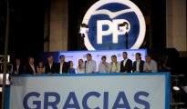 Mariano Rajoy, acompañado por miembros del PP, se dirige a los simpatizantes populares concentrados en la Calle Génova de Madrid, tras conocer los resultados electorales del 26J.