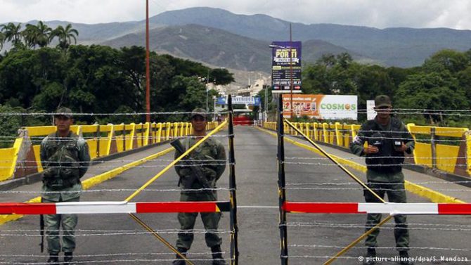 Cientos de mujeres superaron la barrera impuesta por la guardia en un puente fronterizo y cruzaron a Colombia para abastecerse de bienes básicos. 