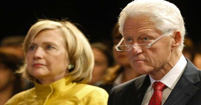 Bill Clinton, muy envejecido, junto a su mujer en un acto electoral en 2015.
