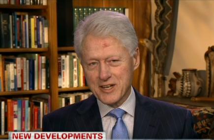 Bill Clinton en una reciente aparición en la CNN. El maquillaje no pudo camuflar una extraña marca en la frente.