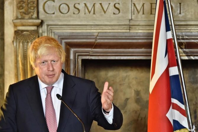 El ministro británico de Asuntos Exteriores, Boris Johnson, y su homólogo italiano, Paolo Gentiloni (fuera de imagen), ofrecen una rueda de prensa en Florencia, Italia hoy, 15 de septiembre de 2016. 