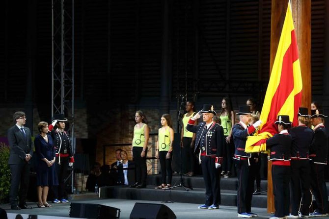 El presidente de la Generalitat, Carles Puigemont (i), y la presidenta del Parlament, Carme Forcadell (2-i), durante la ceremonia de izado de la senyera al incio de la celebración del acto institucional de la Diada de Cataluña.