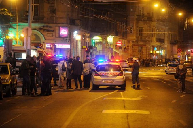Agentes de policía acordonan la zona donde se ha producido una explosión en el centro de Budapest. 