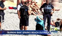 Cuatro policías en Niza, Francia, obligan el pasado 23 de agosto a una mujer a quitarse parte de la ropa porque su vestimenta violaba la prohibición municipal sobre el burkini. Además, le impusieron una multa. (Imagen tomada de un vídeo de NBC News)
