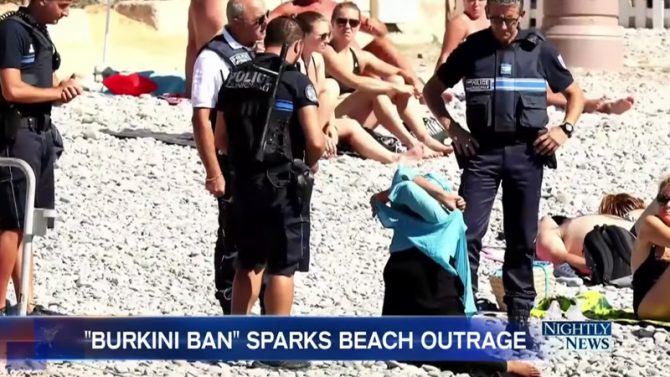 Cuatro policías en Niza, Francia, obligan el pasado 23 de agosto a una mujer a quitarse parte de la ropa porque su vestimenta violaba la prohibición municipal sobre el burkini. Además, le impusieron una multa. (Imagen tomada de un vídeo de NBC News)