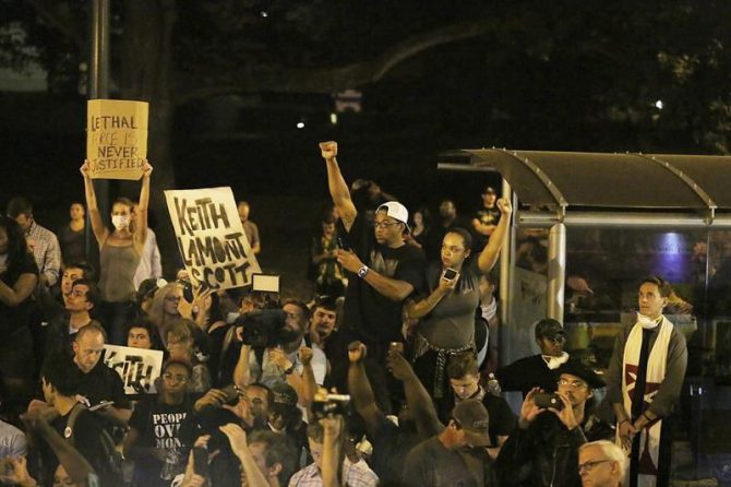Manifestantes protestan en el centro de Charlotte en Carolina del Norte (Estados Unidos) el 22 de septiembre de 2016.
