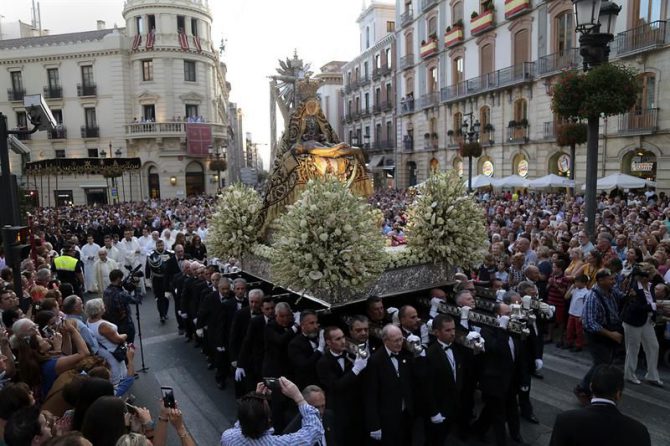 La Virgen de las Angustias, patrona de la ciudad de Granada, pasa por Puerta Real hoy durante su procesión por el centro de la ciudad. 