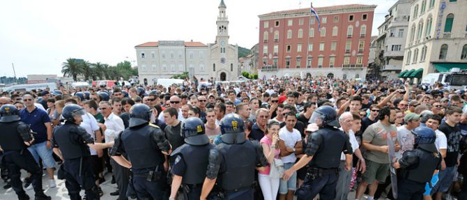 Miles de croatas protestan contra los refugiados.