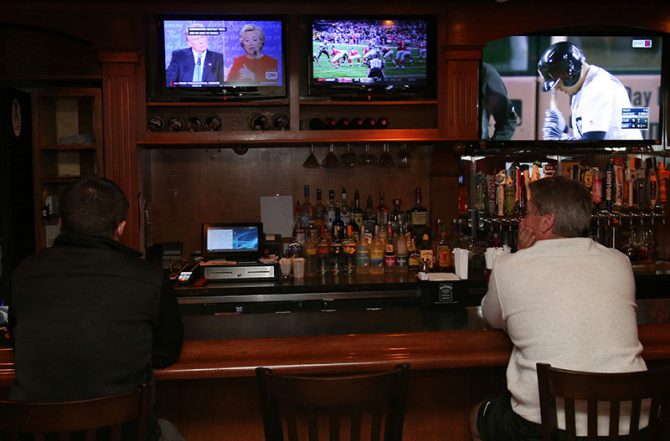 Un norteamericano sigue el debate desde la barra de un bar.