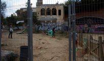 Vista del parque del distrito de Gràcia de Barcelona donde se ha producido una reyerta en la que cuatro personas han resultado heridas con arma blanca, una pelea originada al parecer por una deuda económica.