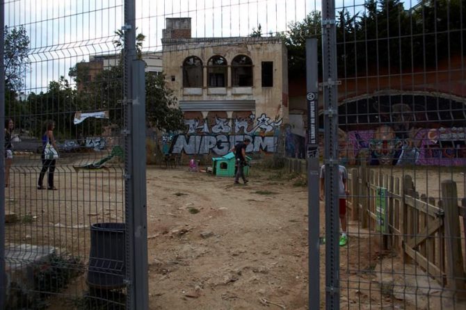 Vista del parque del distrito de Gràcia de Barcelona donde se ha producido una reyerta en la que cuatro personas han resultado heridas con arma blanca, una pelea originada al parecer por una deuda económica.