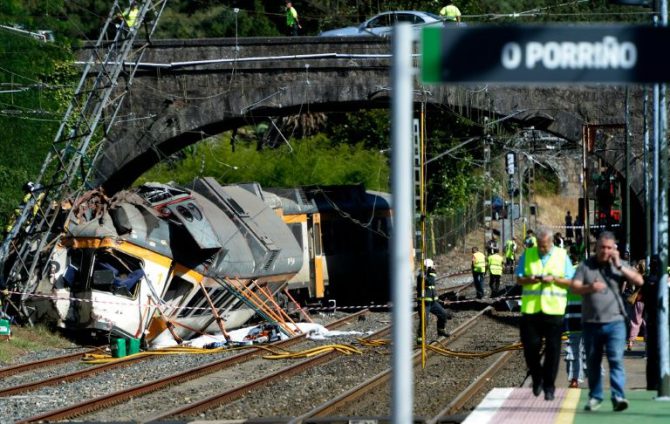 Una imagen del tren accidentado este viernes 9 de septiembre a la entrada de la estación de O Porriño (Pontevedra)