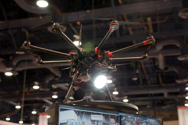El dron de Aptonomy lleva un foco para iluminar a los intrusos y poder captar imágenes suyas en vídeo. 