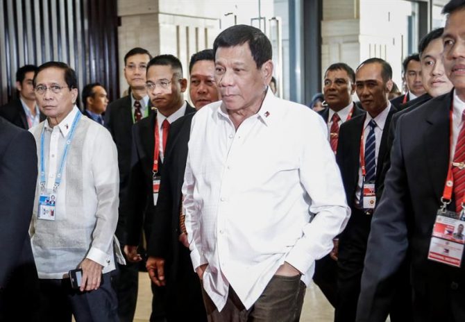 El presidente filipino, Rodrigo Duterte, asiste a una cumbre.