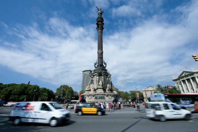 Vehículos pasan junto al monumento de Cristóbal Colón el 27 de septiembre de 2016 en Barcelona