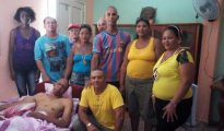 Guillermo Fariñas junto a otros disidentes cubanos, en su casa de Santa Clara (centro de Cuba)