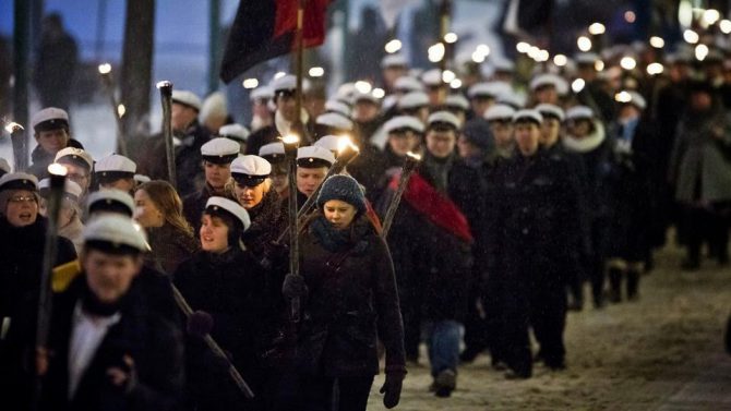 Finlandeses celebran el día de la independencia.